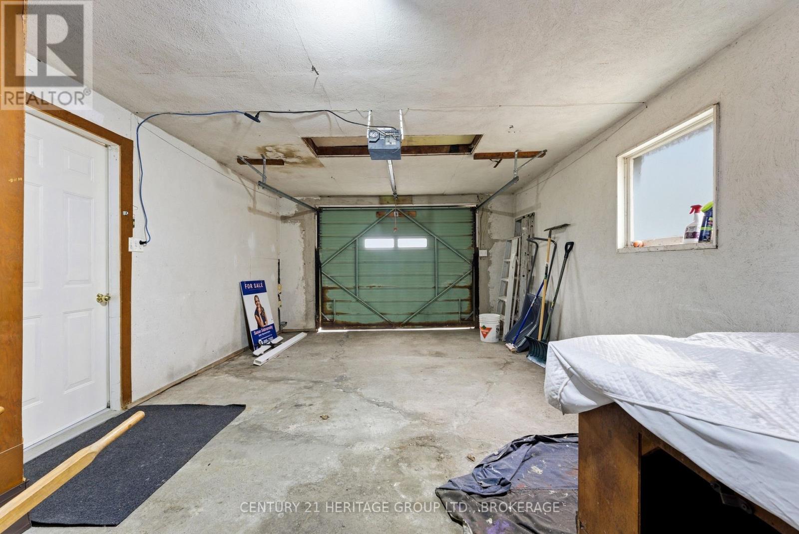 1033 KING STREET E - 26