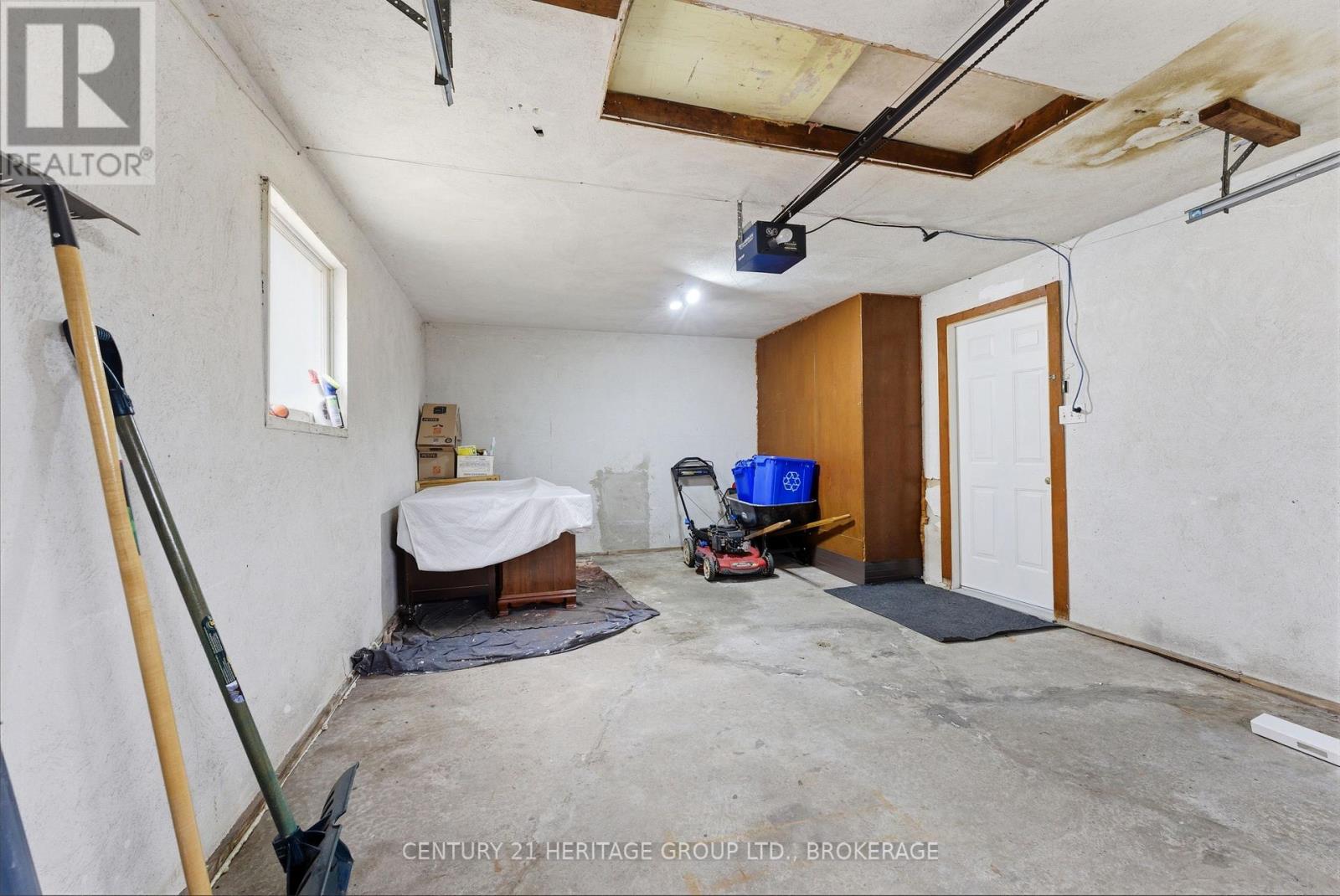 1033 KING STREET E - 27