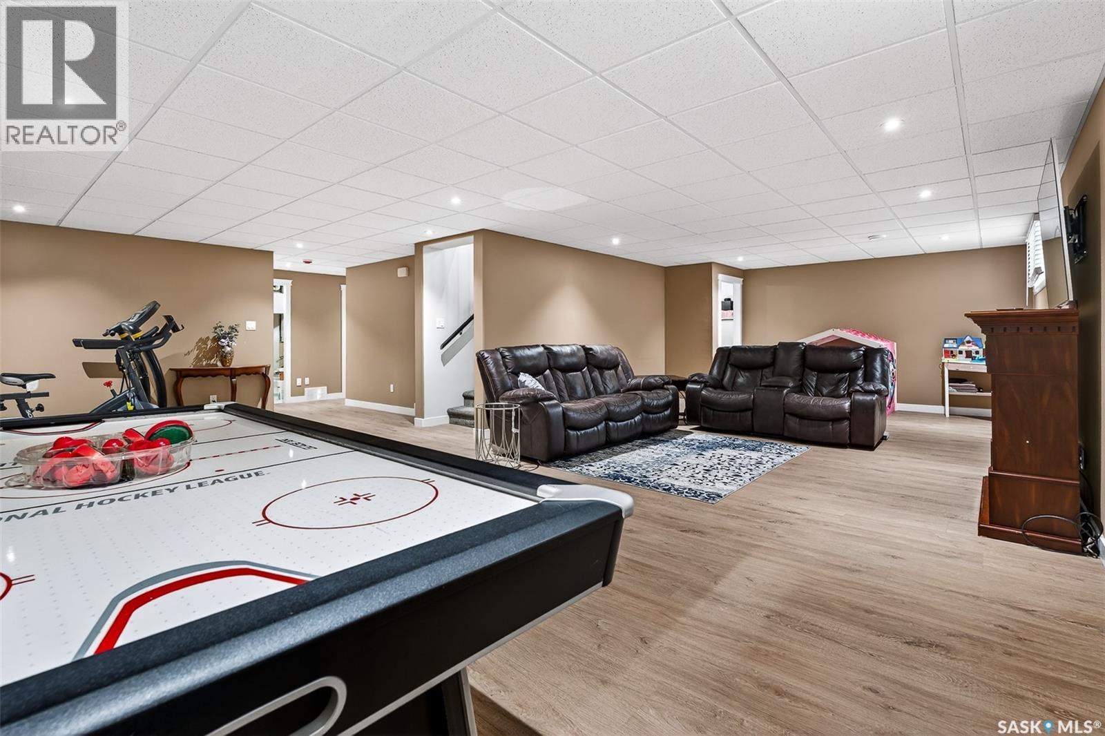 167 WELLINGTON DRIVE - 37