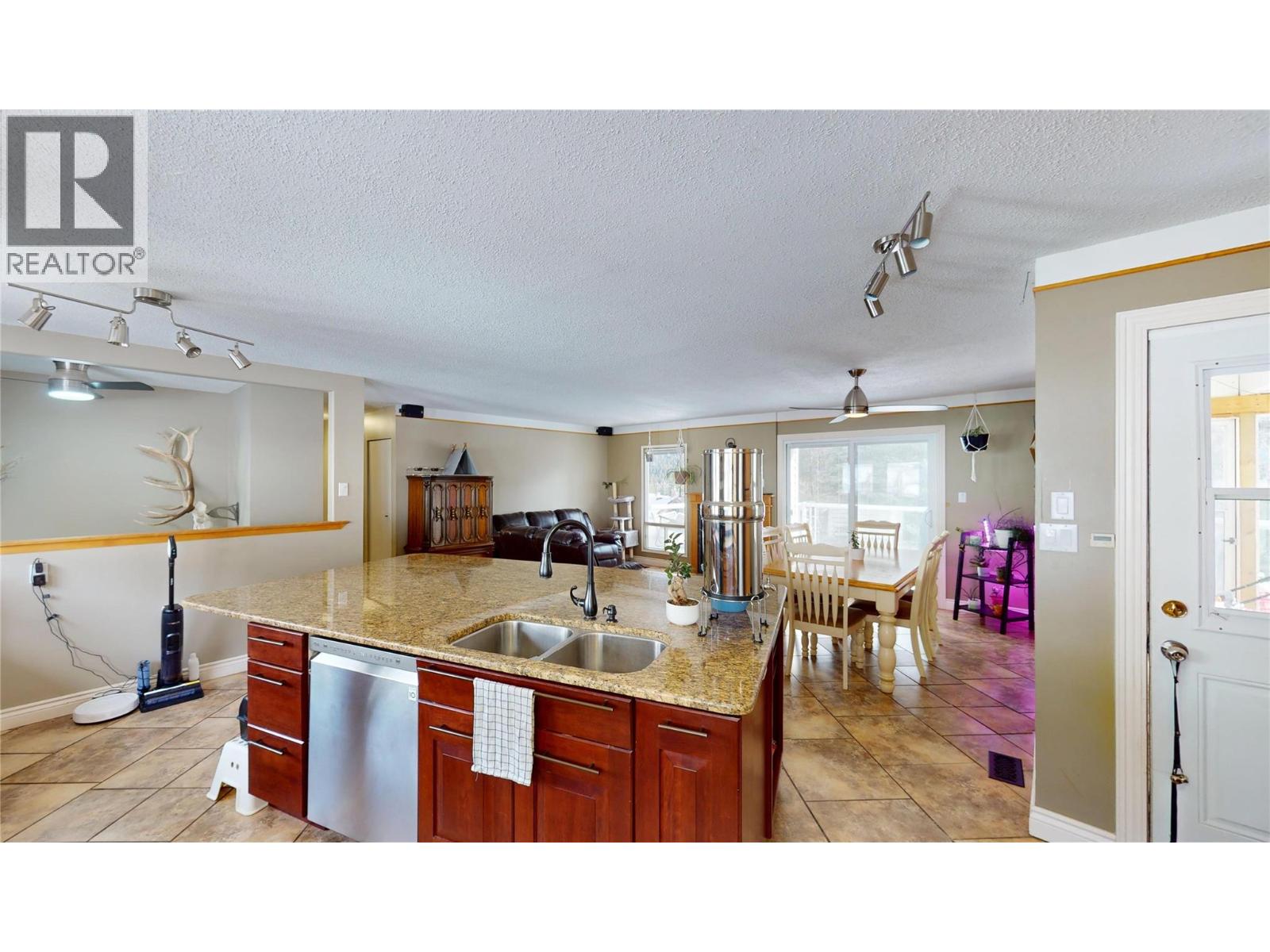 1110 ASH CRESCENT - 6