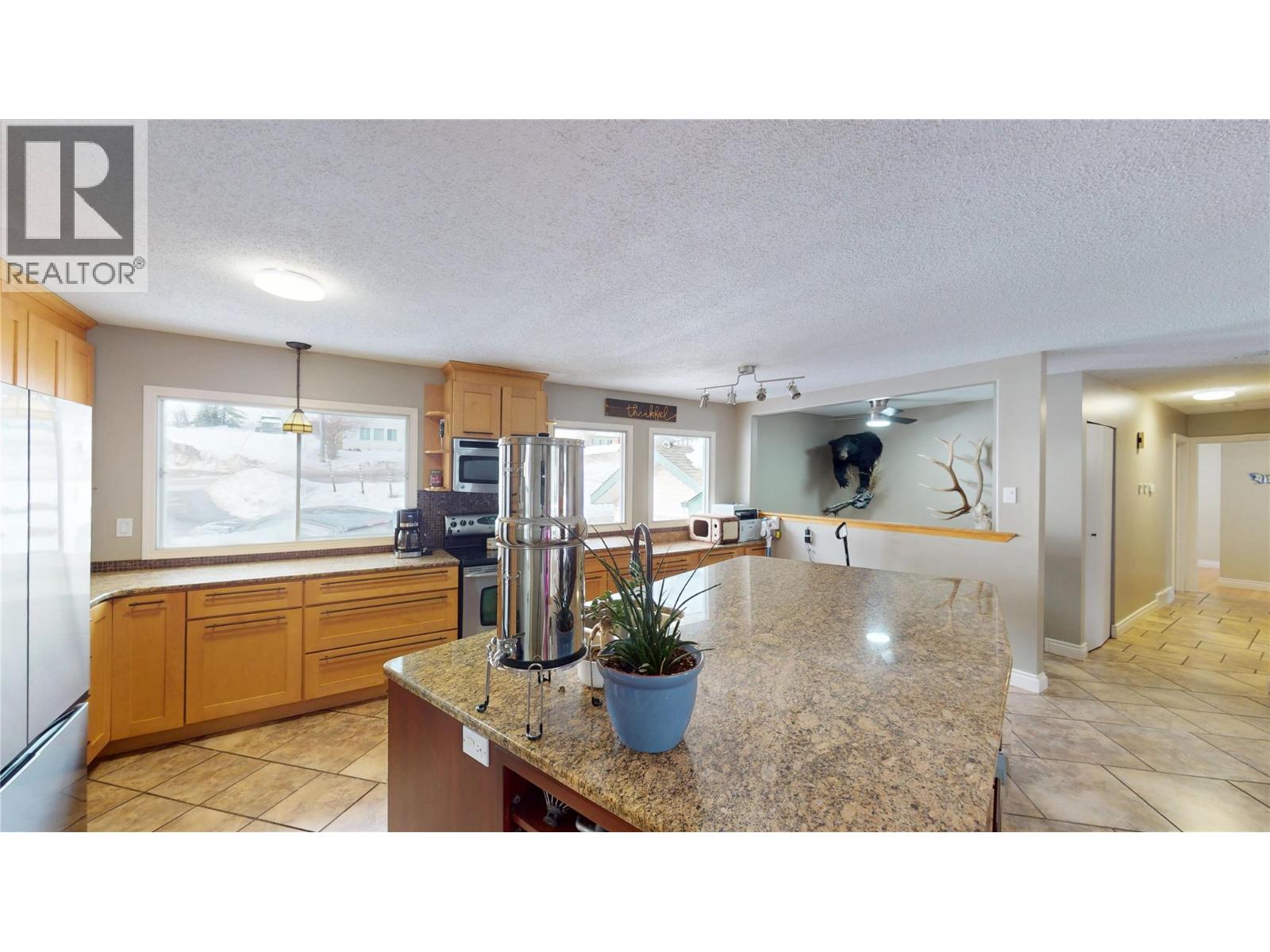 1110 ASH CRESCENT - 7