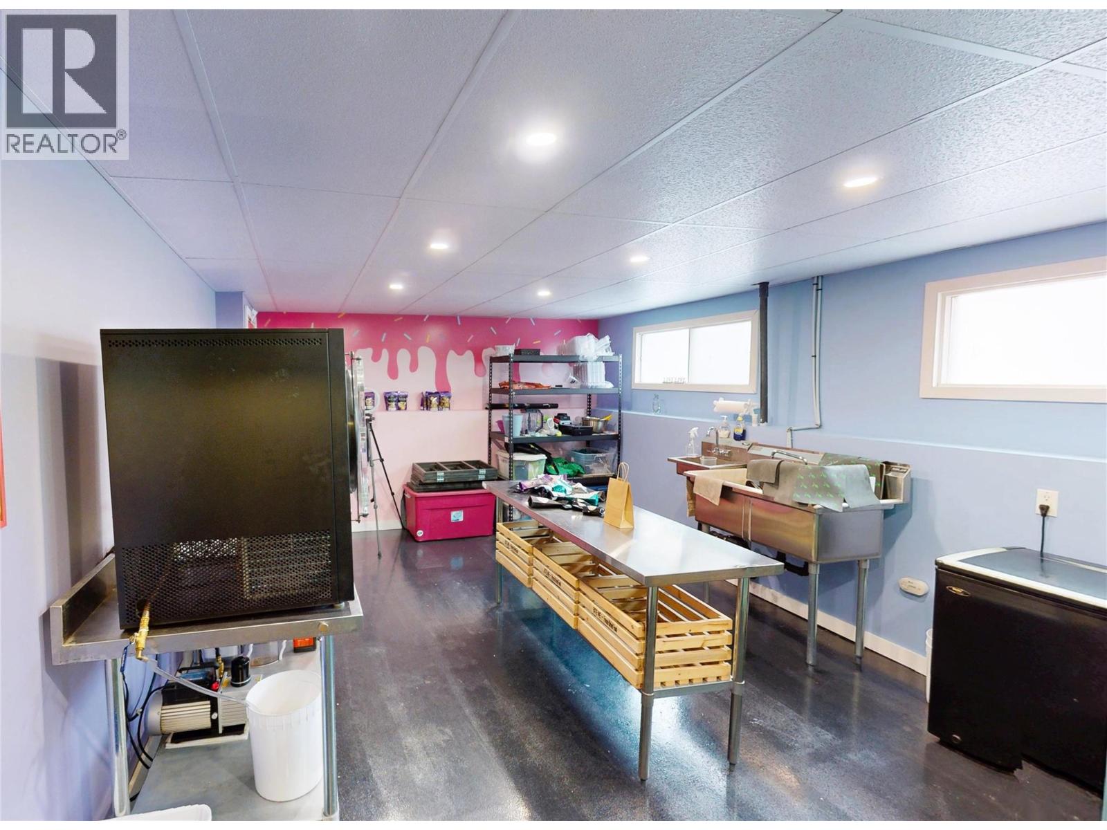 1110 ASH CRESCENT - 32