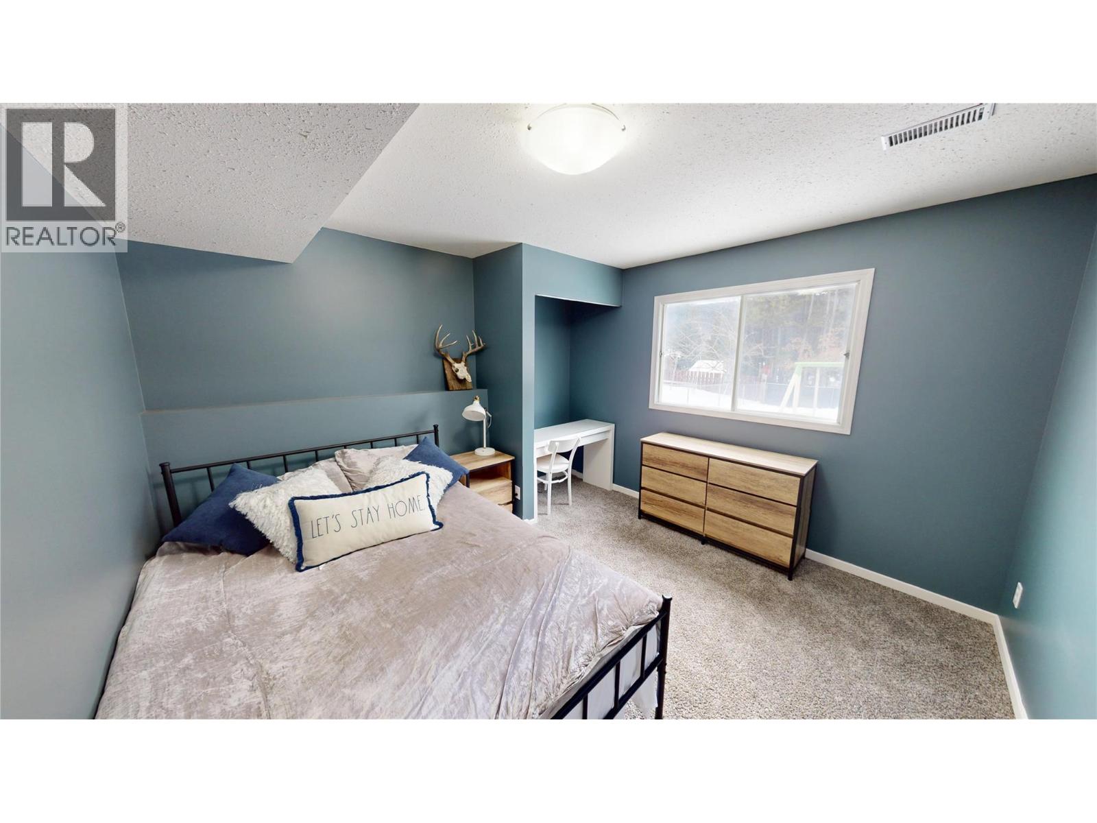 1110 ASH CRESCENT - 27