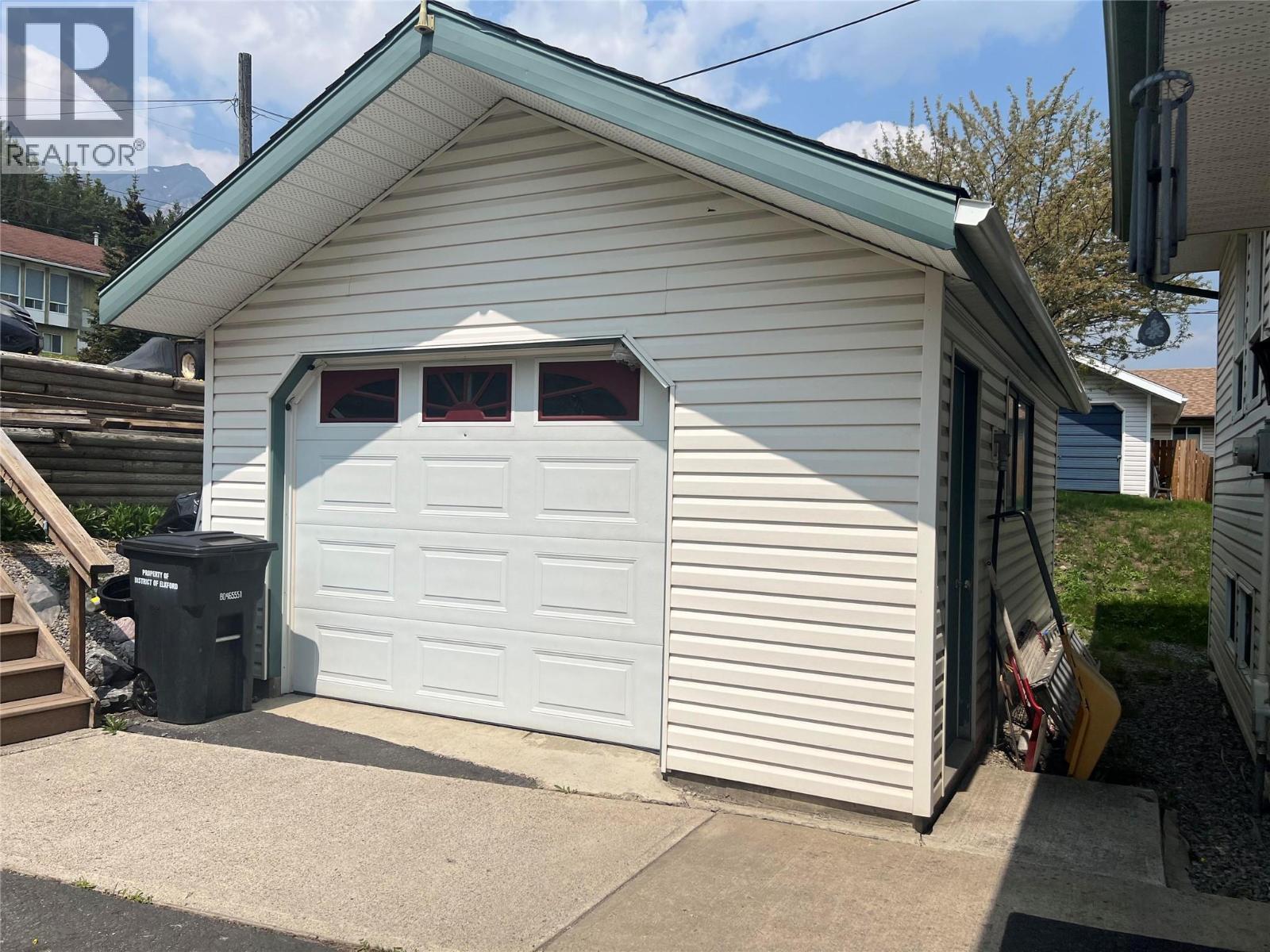 1110 ASH CRESCENT - 34