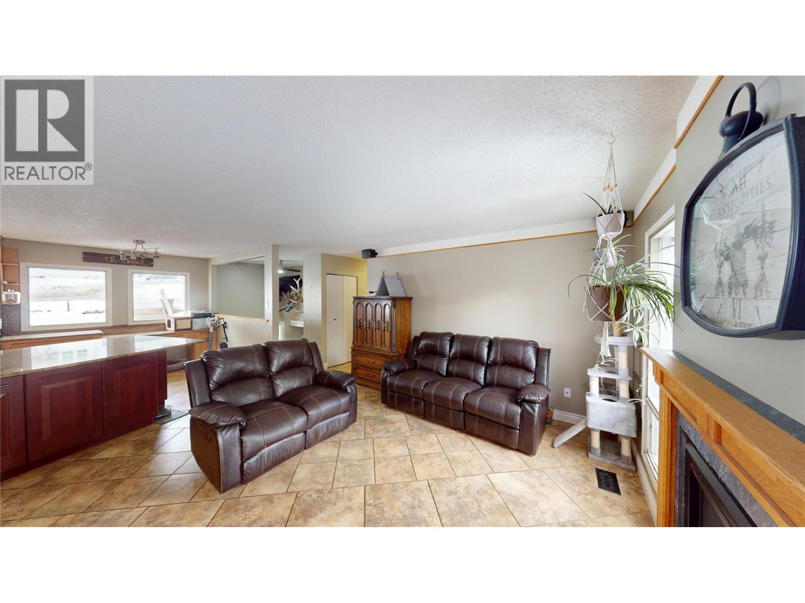 1110 ASH CRESCENT - 12