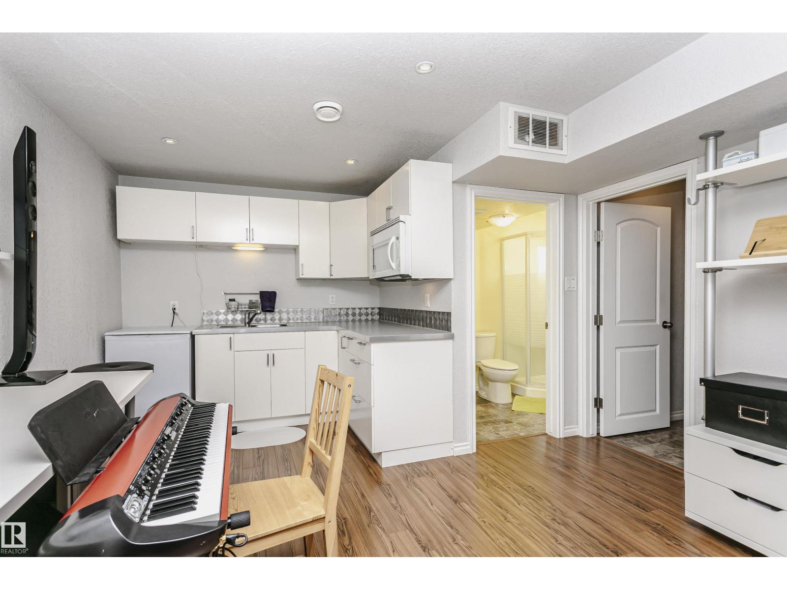 9359 74 AV NW - 24