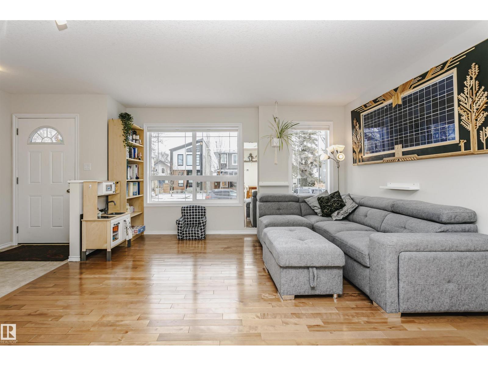 9359 74 AV NW - 4
