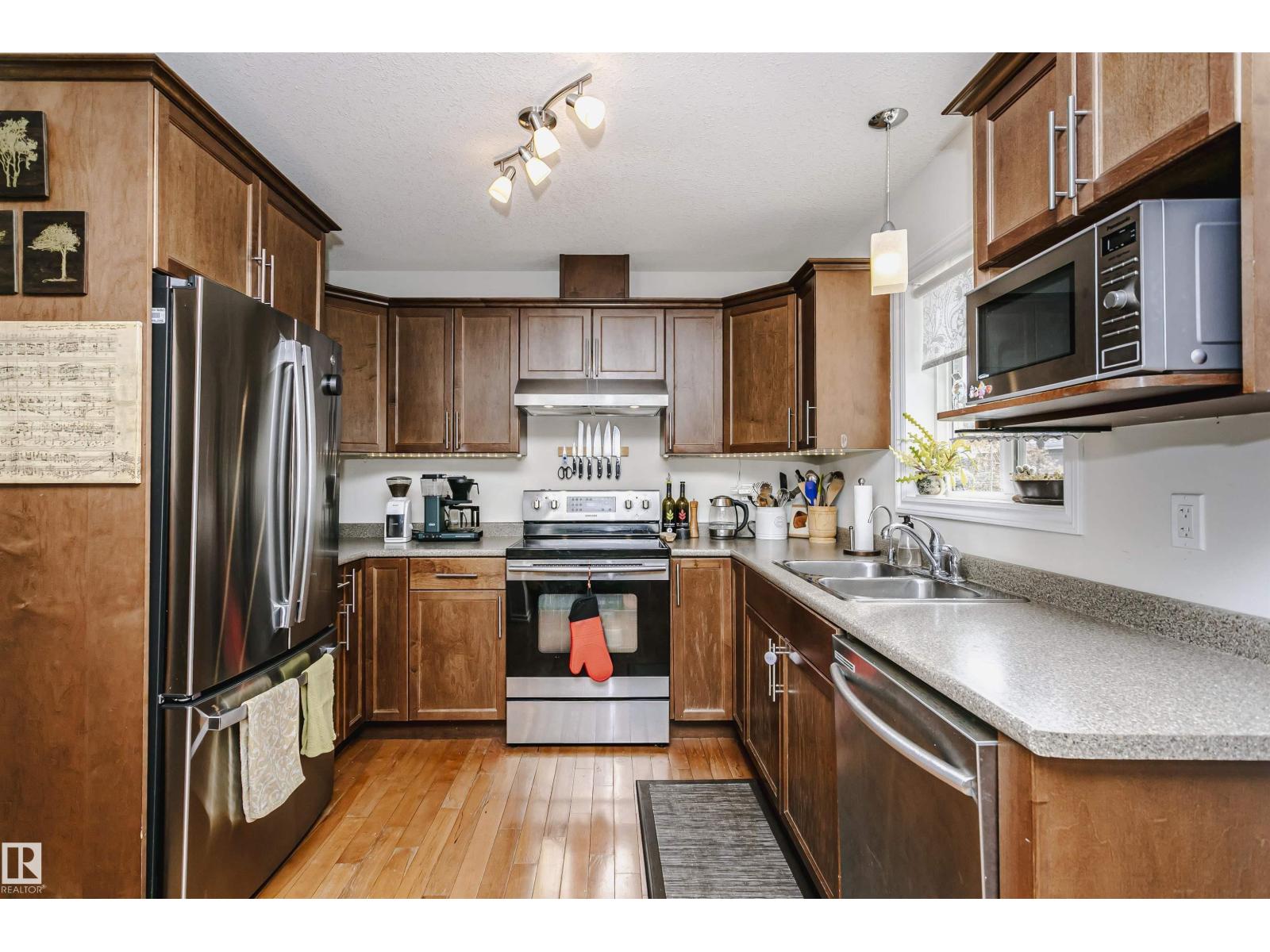 9359 74 AV NW - 8