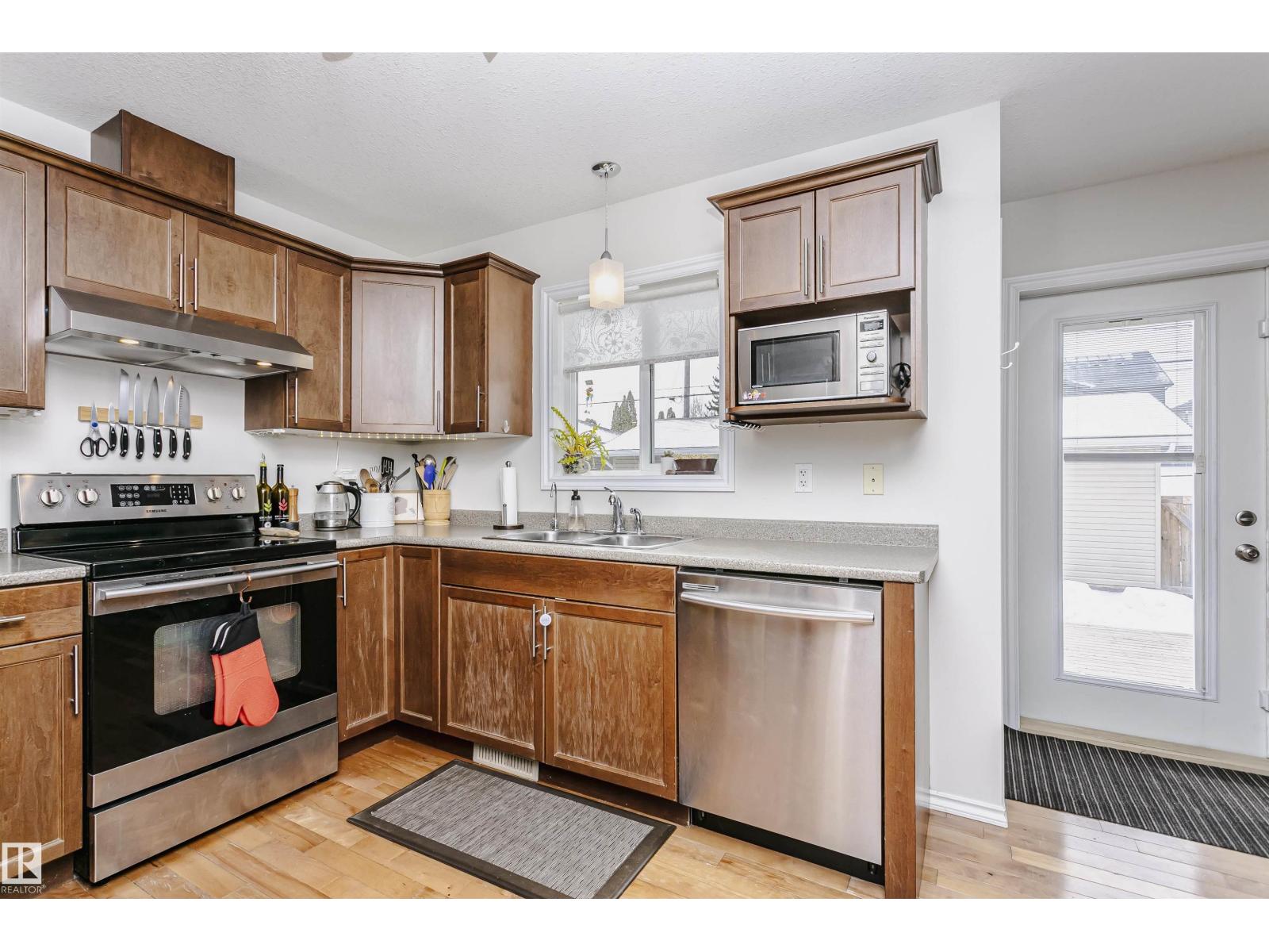 9359 74 AV NW - 9