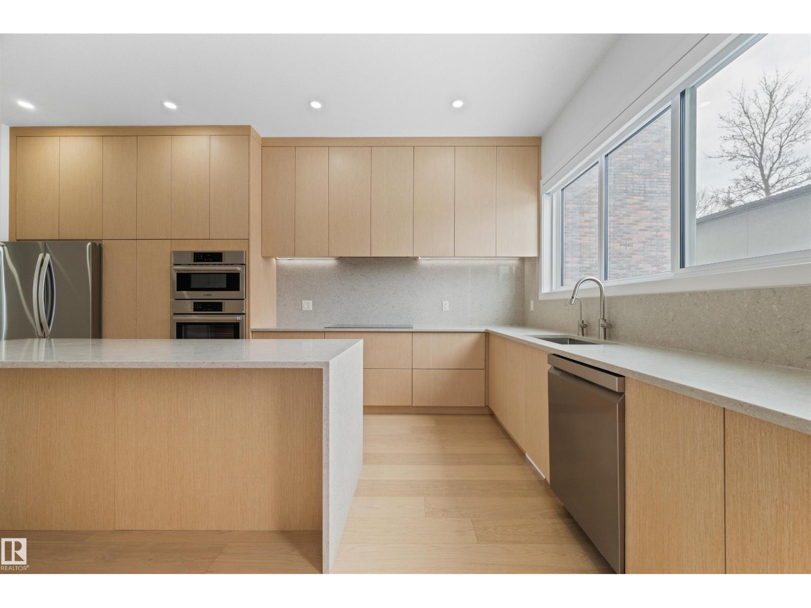 14037 104 AV NW, Edmonton