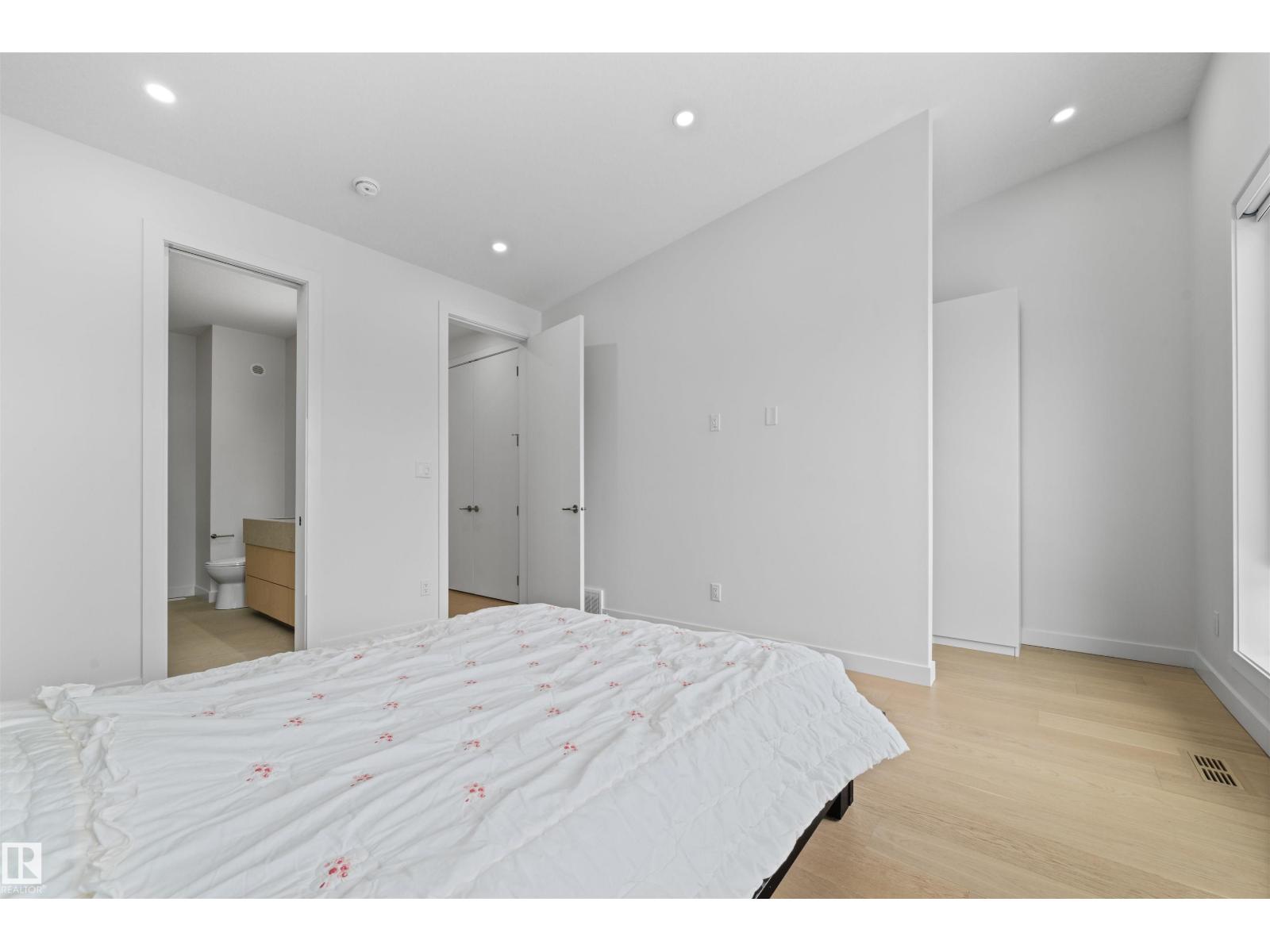 14037 104 AV NW, Edmonton