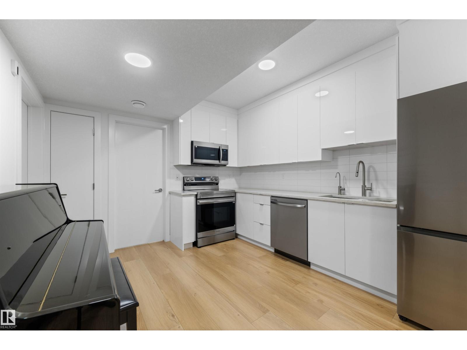 14037 104 AV NW, Edmonton