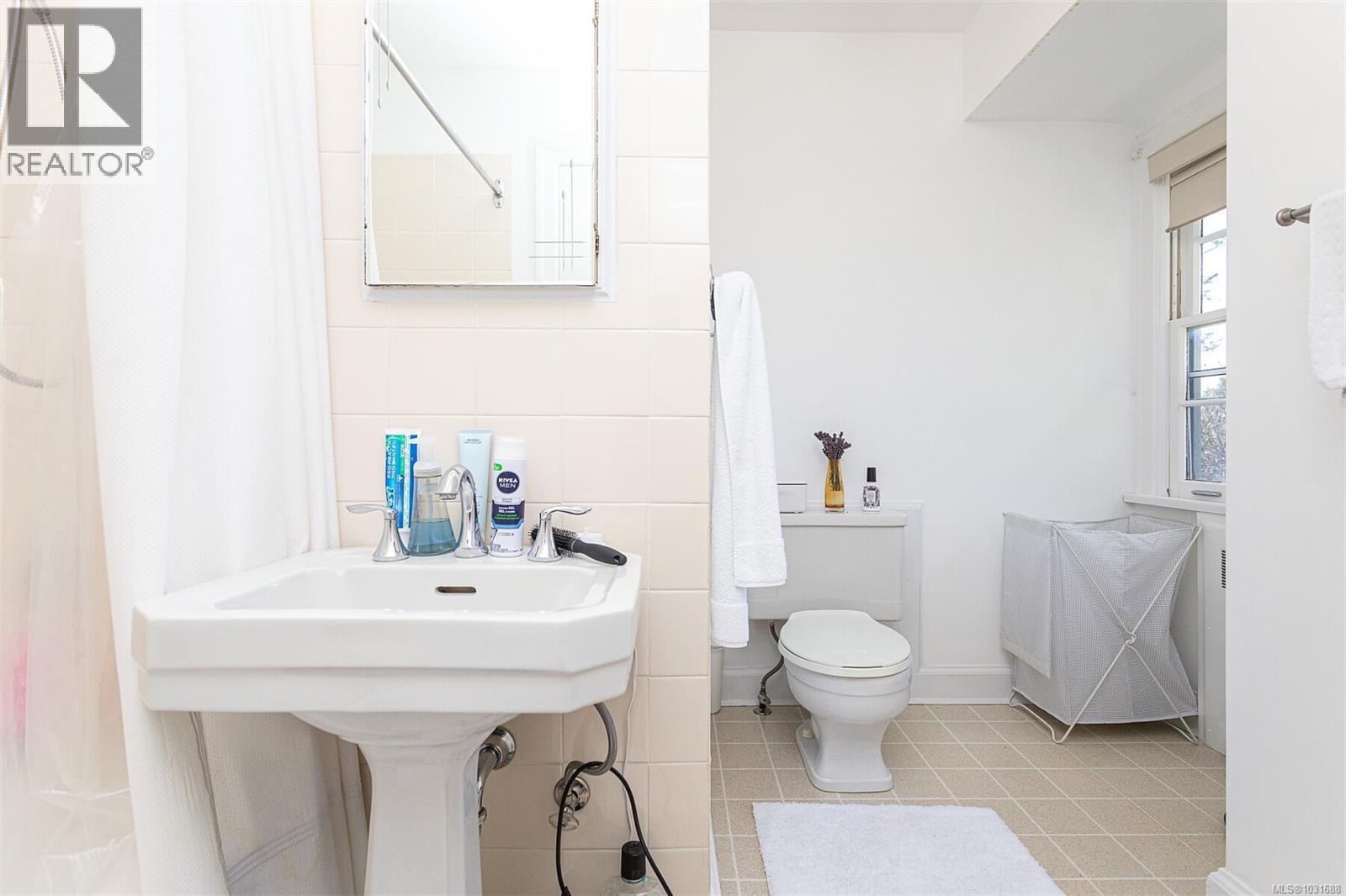  987 Beach Drive, Oak Bay