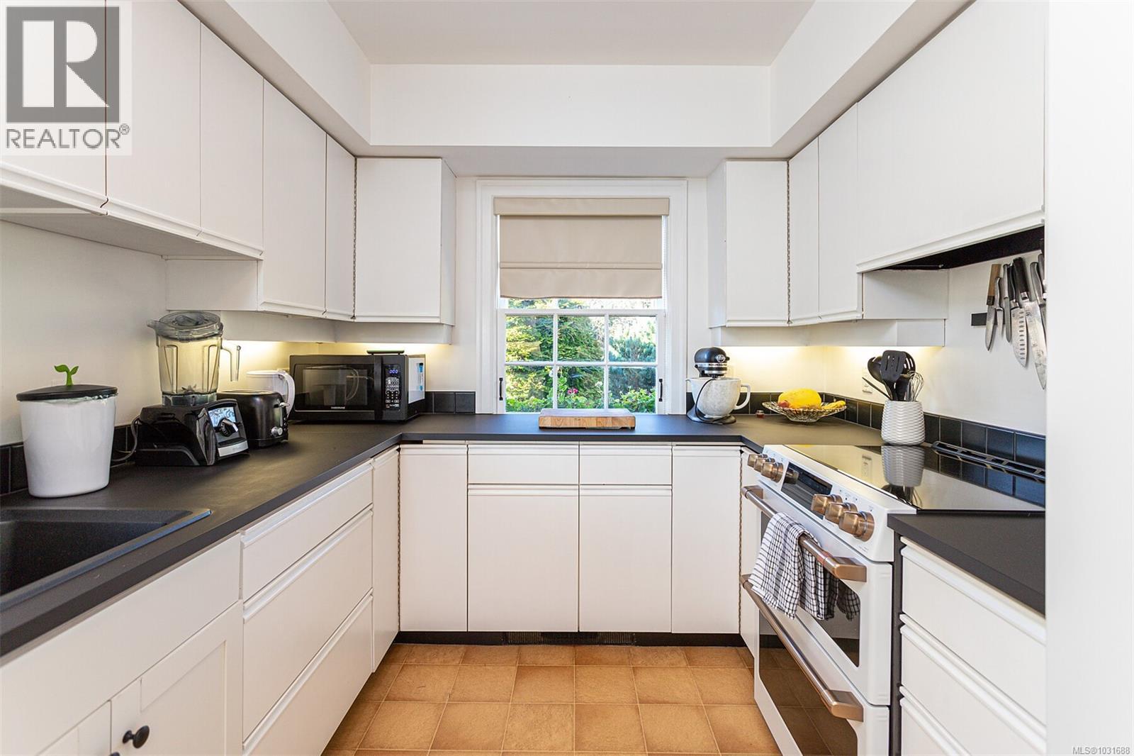  987 Beach Drive, Oak Bay