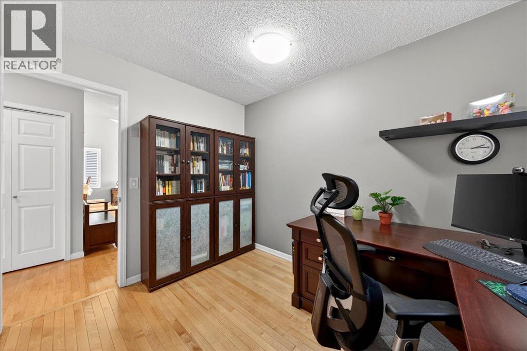 
          137 Woodbrook Road Southwest
            <br/>
            <span>Calgary</span>
            , 
            <span>AB</span>
             <span>T2W6C6</span>
         - Photo 19