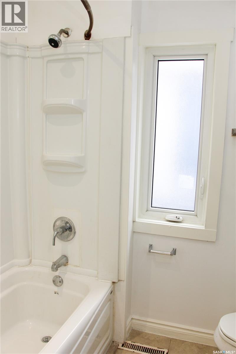 3007 DEWDNEY AVENUE - 24