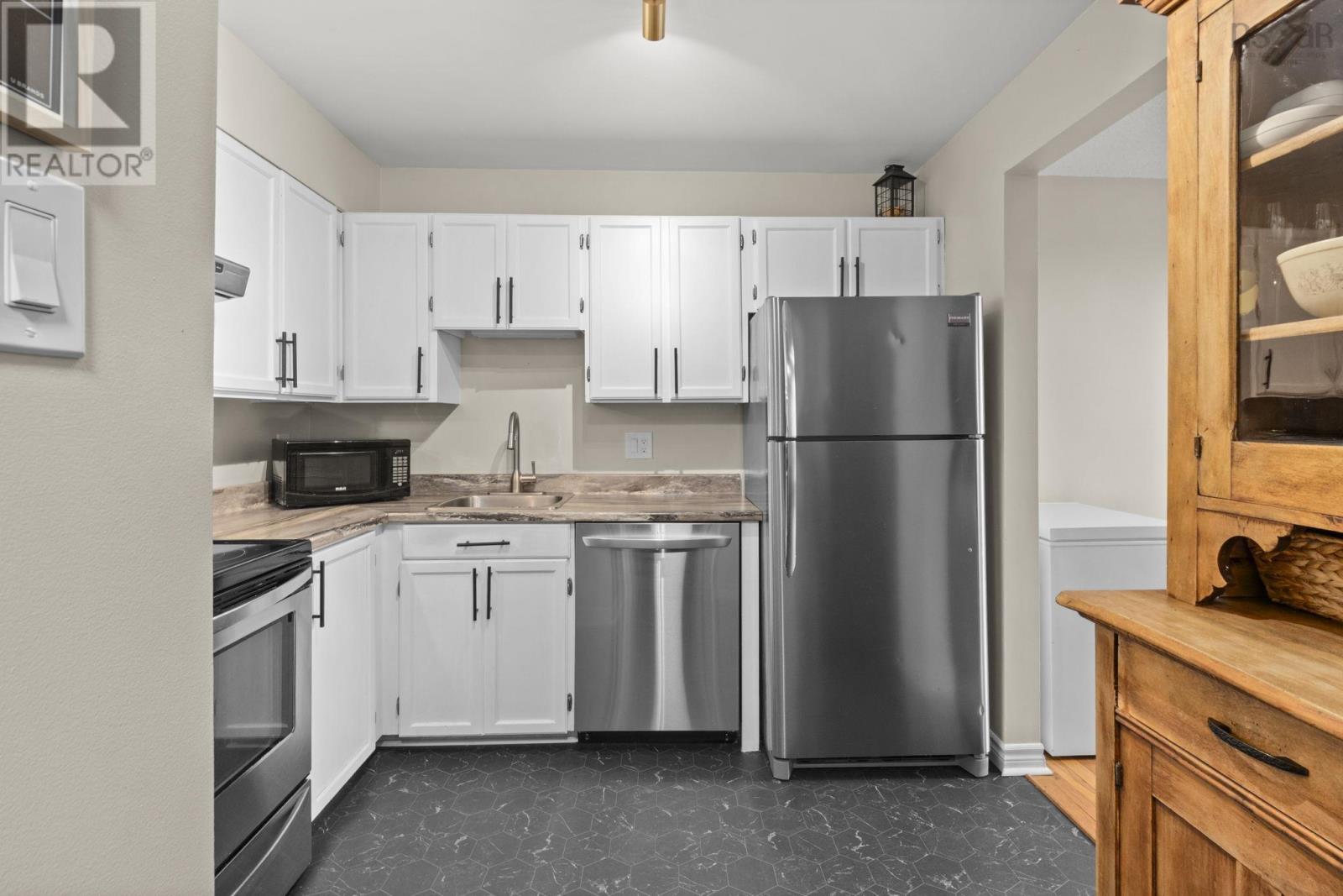 #115 79 COLLINS GROVE - 16