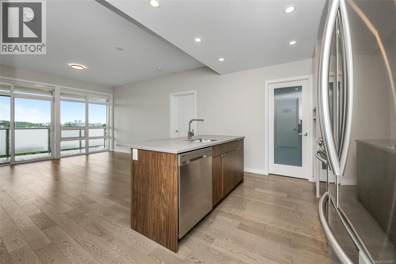 603 881 Short St, Saanich