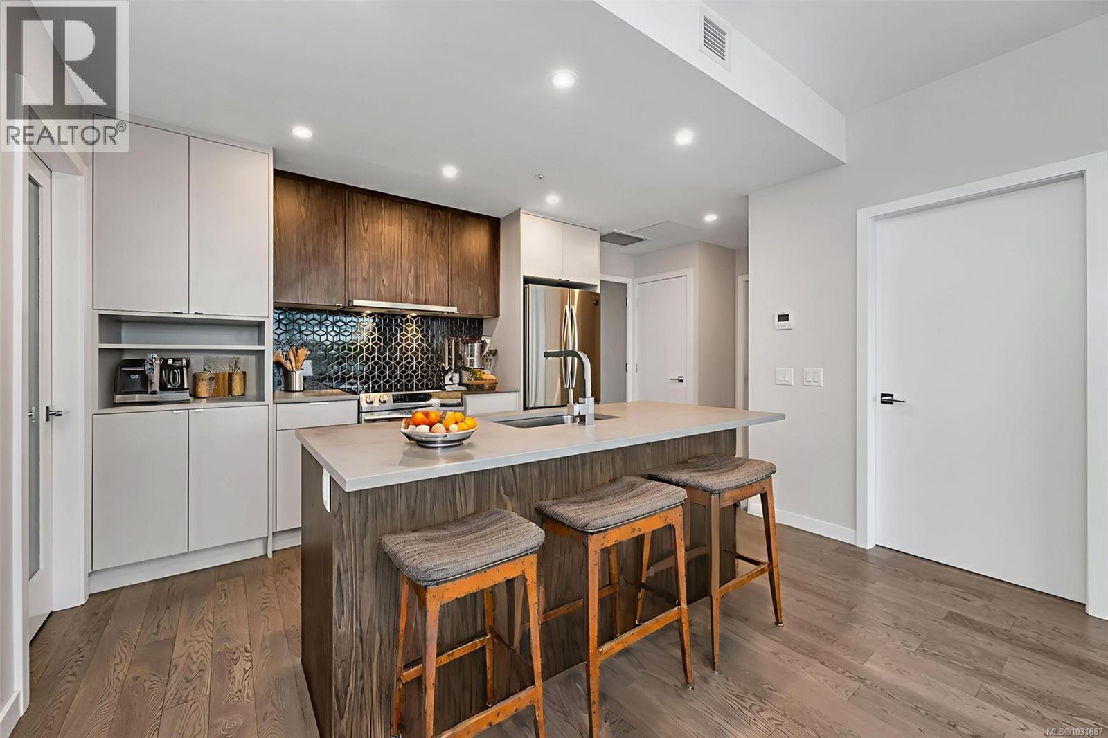 603 881 Short St, Saanich