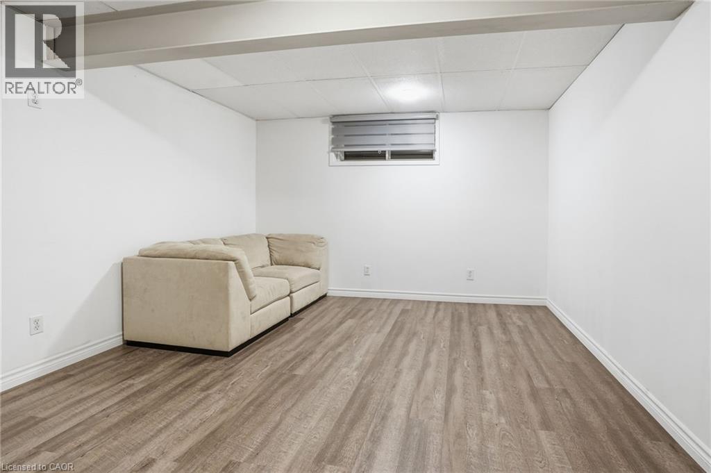 19B DUNDAS Street W - 21