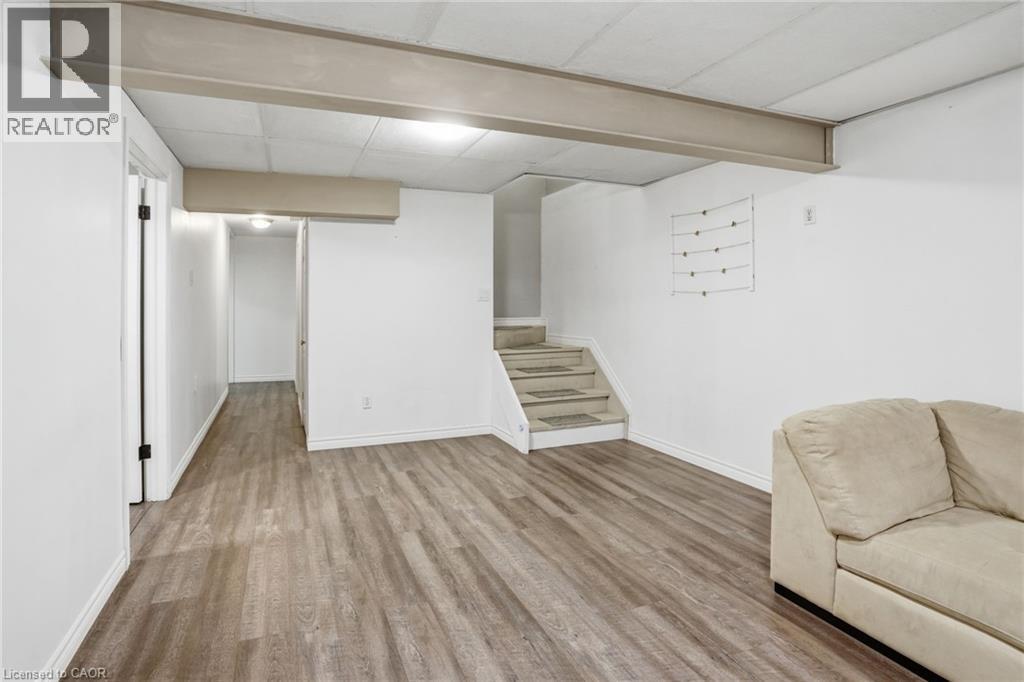 19B DUNDAS Street W - 22