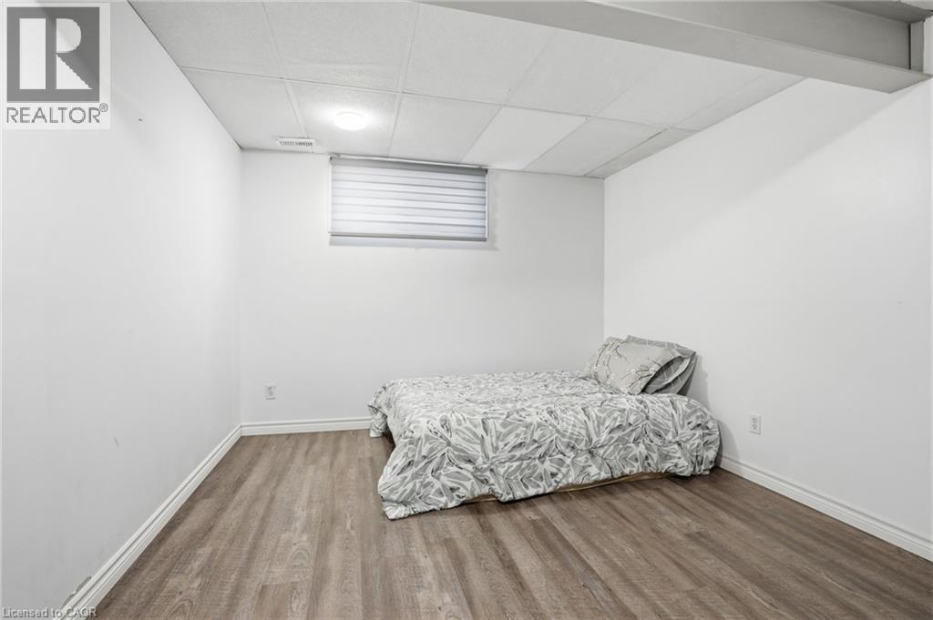19B DUNDAS Street W - 23