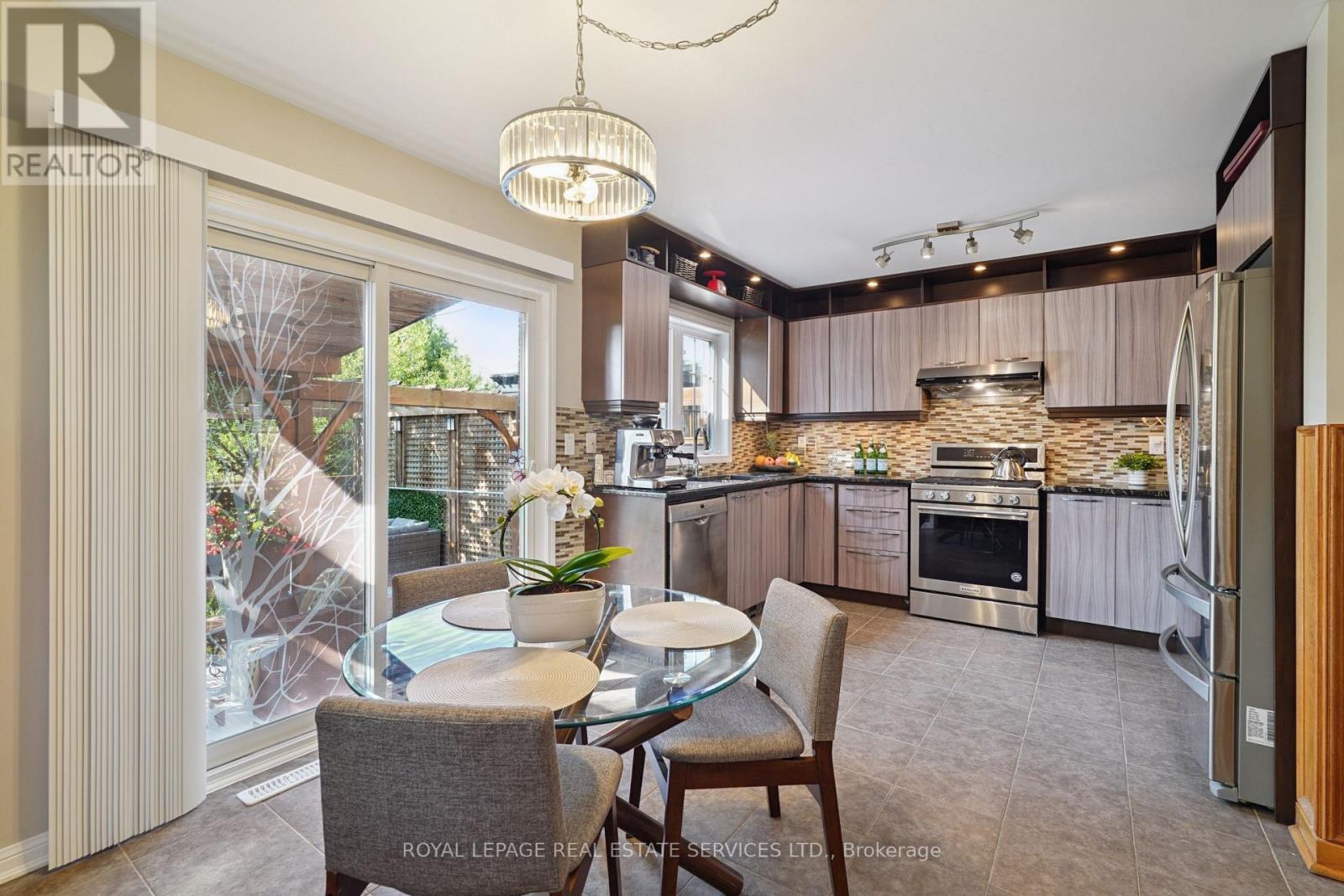 641 SYMONS CROSS - 12