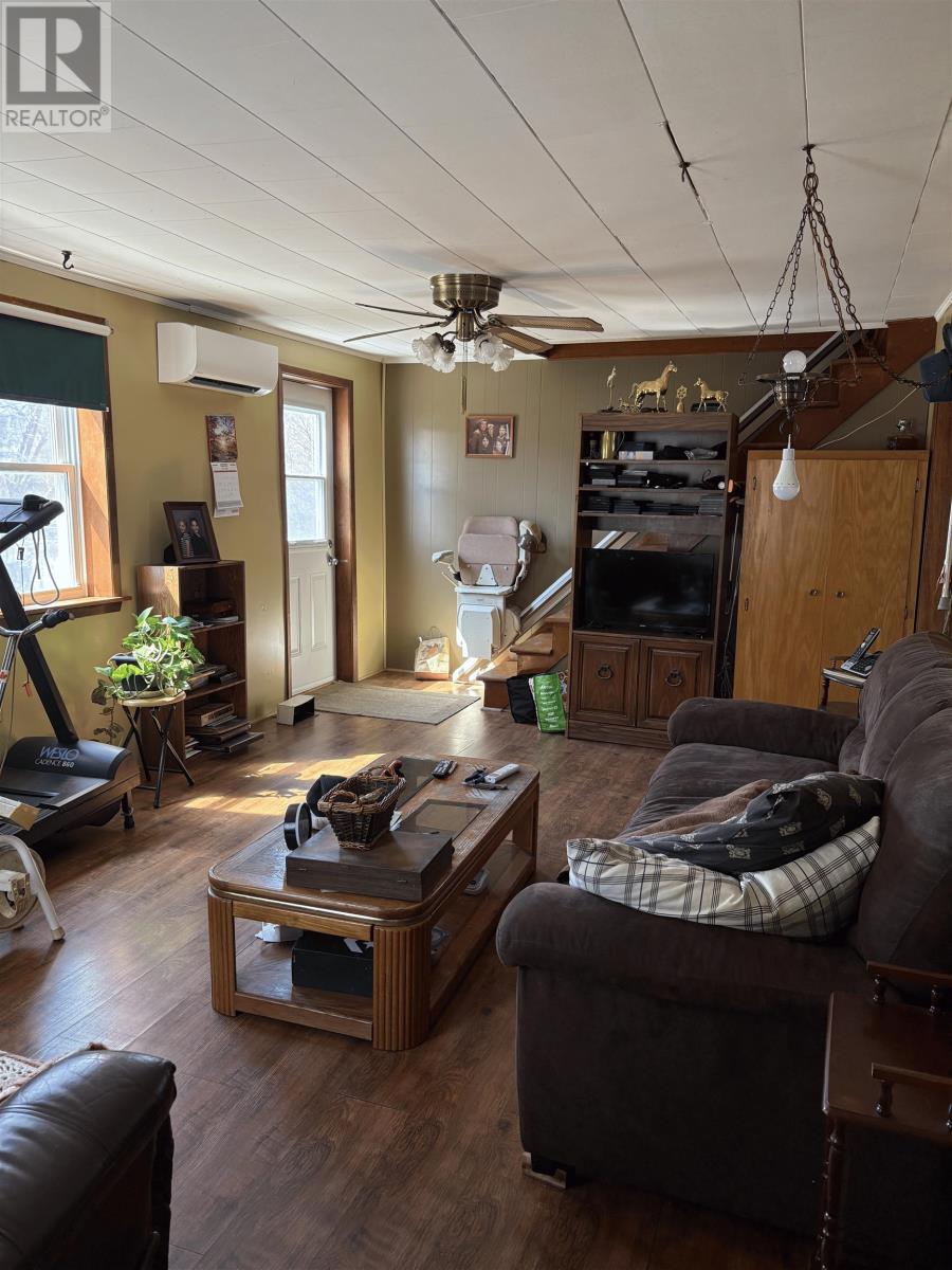 1099 MACINNIS STREET - 7