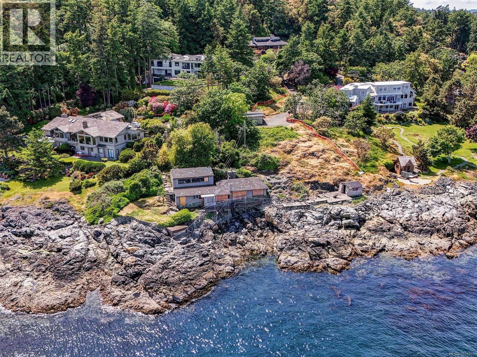 6000 Lockehaven Dr, Saanich