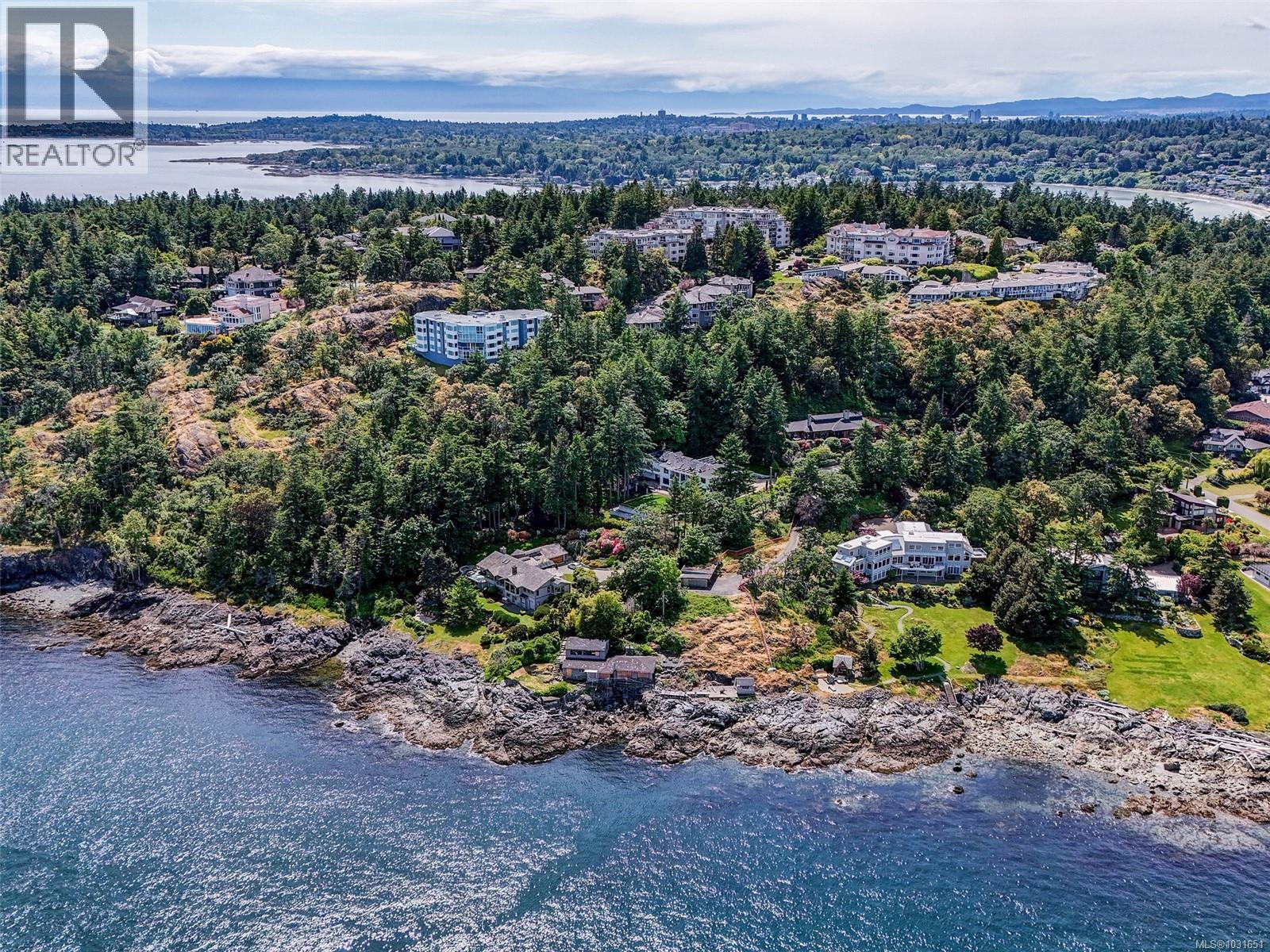 6000 Lockehaven Dr, Saanich