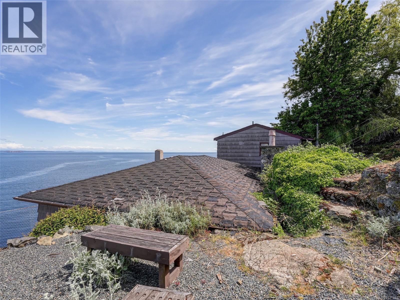 6000 Lockehaven Dr, Saanich