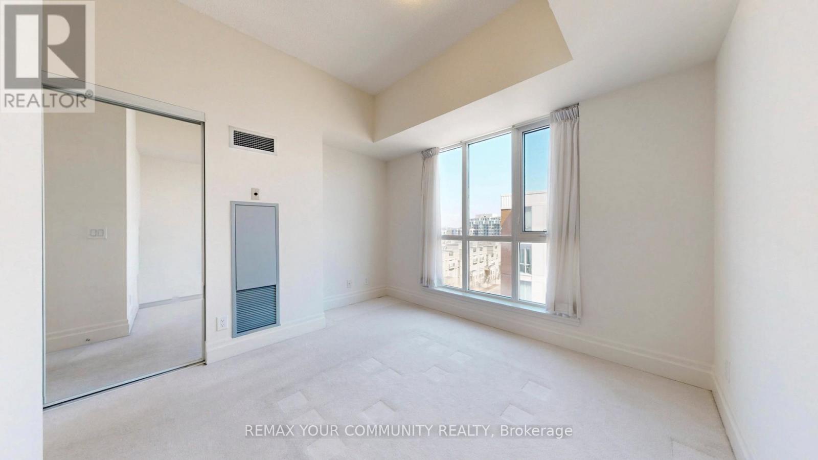 #703 21 UPPER DUKE CRESCENT - 30