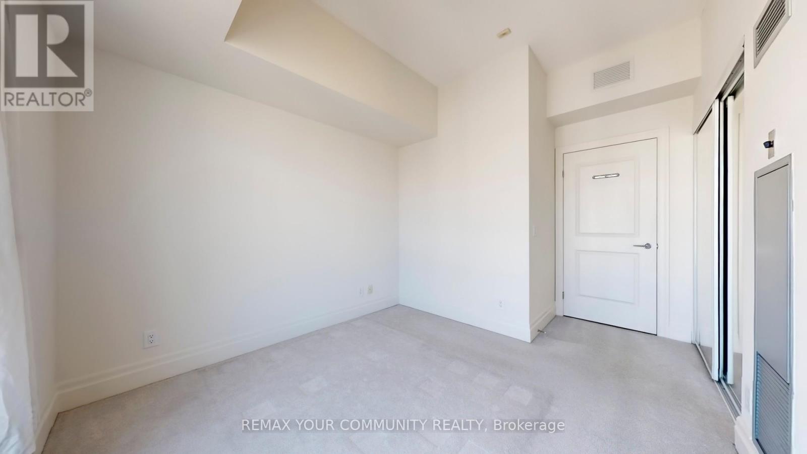 #703 21 UPPER DUKE CRESCENT - 32
