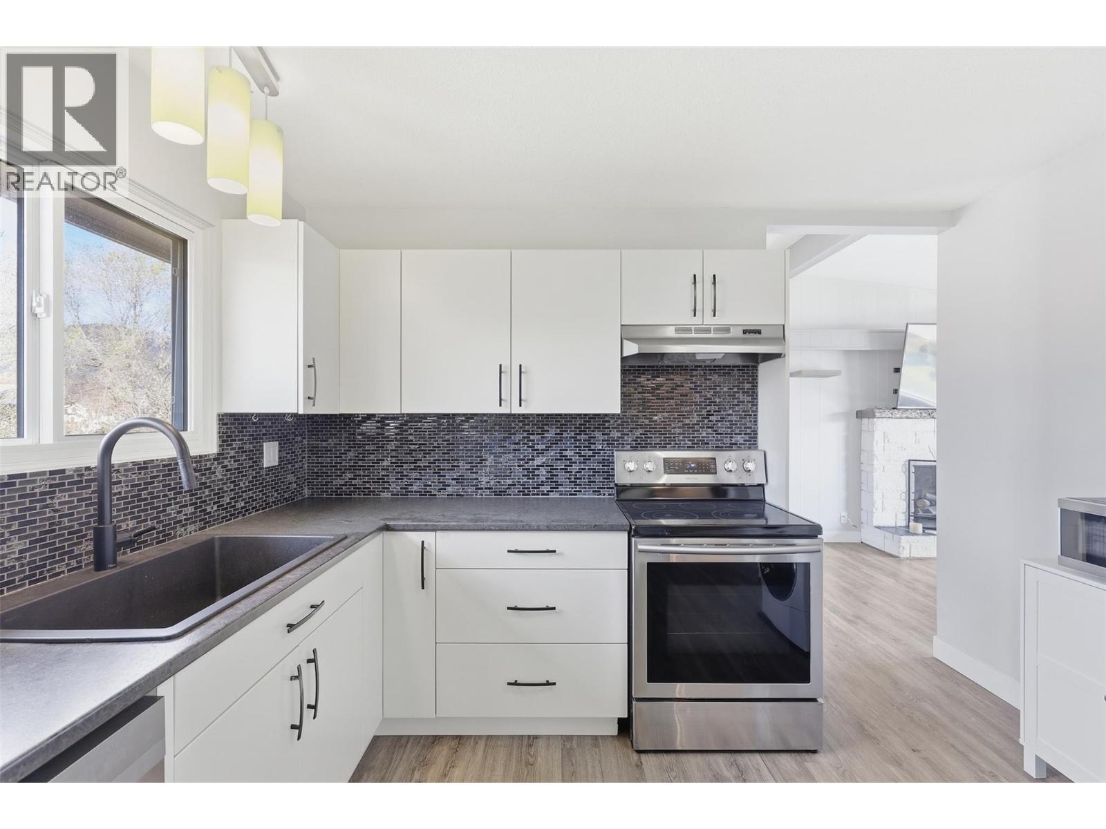 1024 PEMBROKE AVENUE - 11