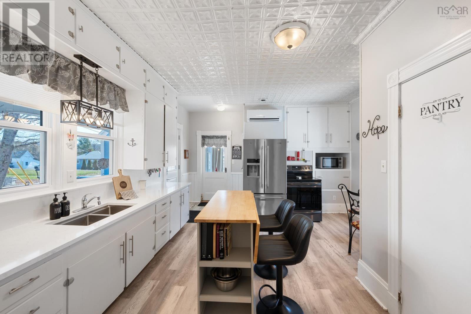 Property 21 of 49 of 328 Granville Street