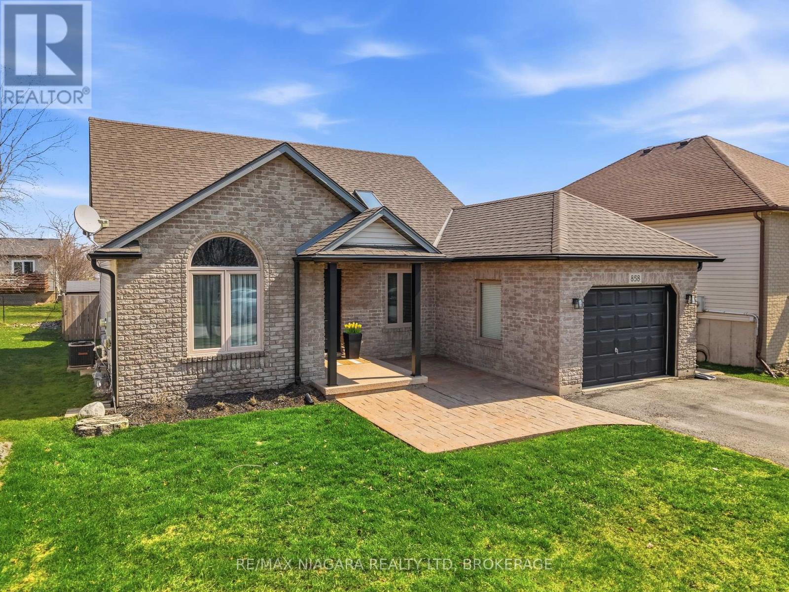 858 CANADA DRIVE - 1