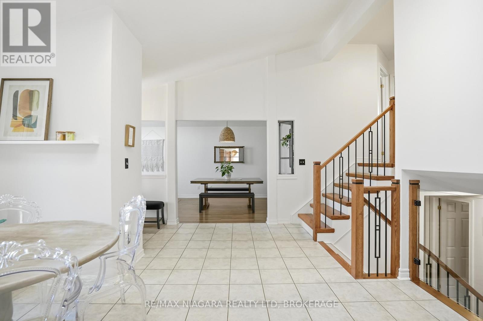 858 CANADA DRIVE - 10