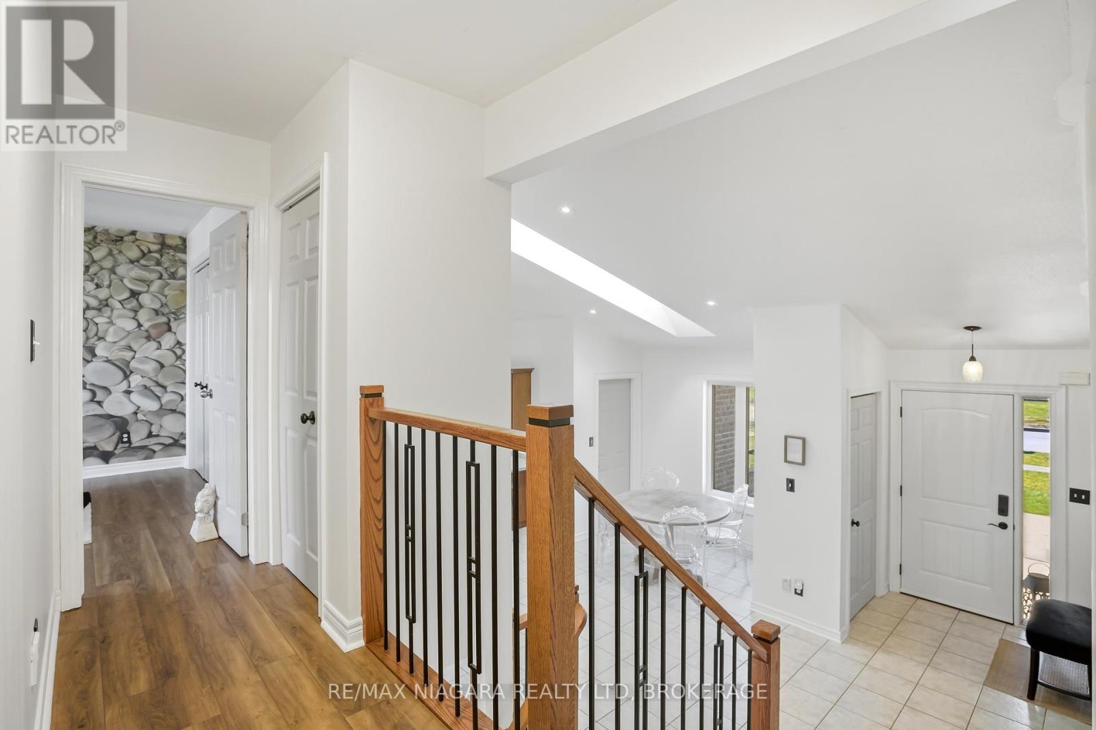 858 CANADA DRIVE - 11