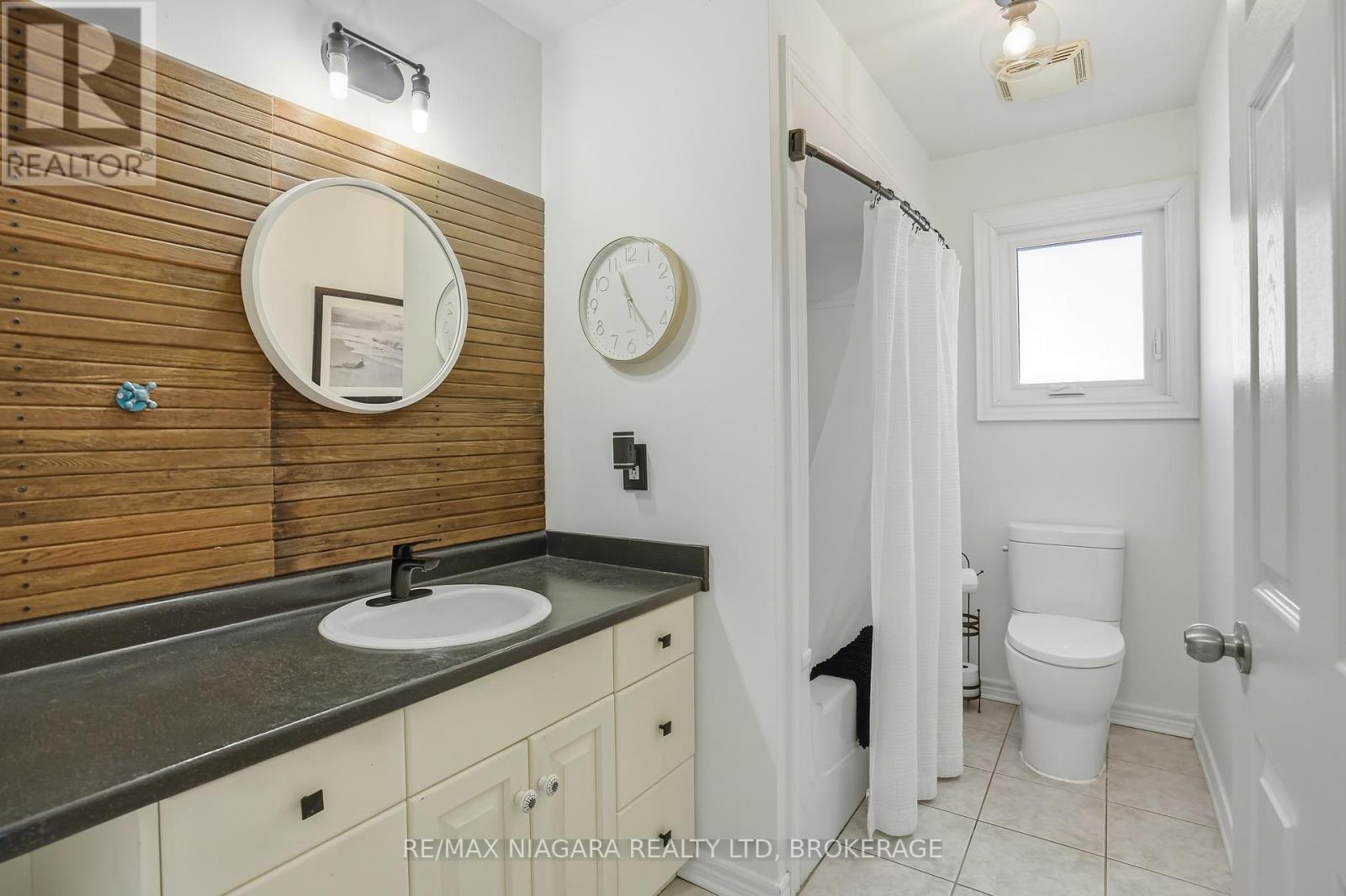 858 CANADA DRIVE - 12