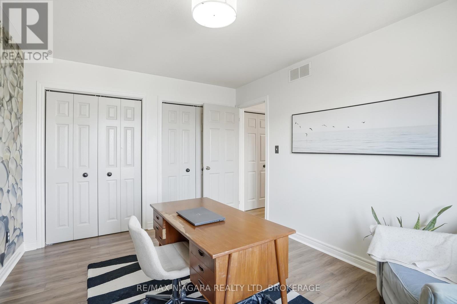 858 CANADA DRIVE - 16