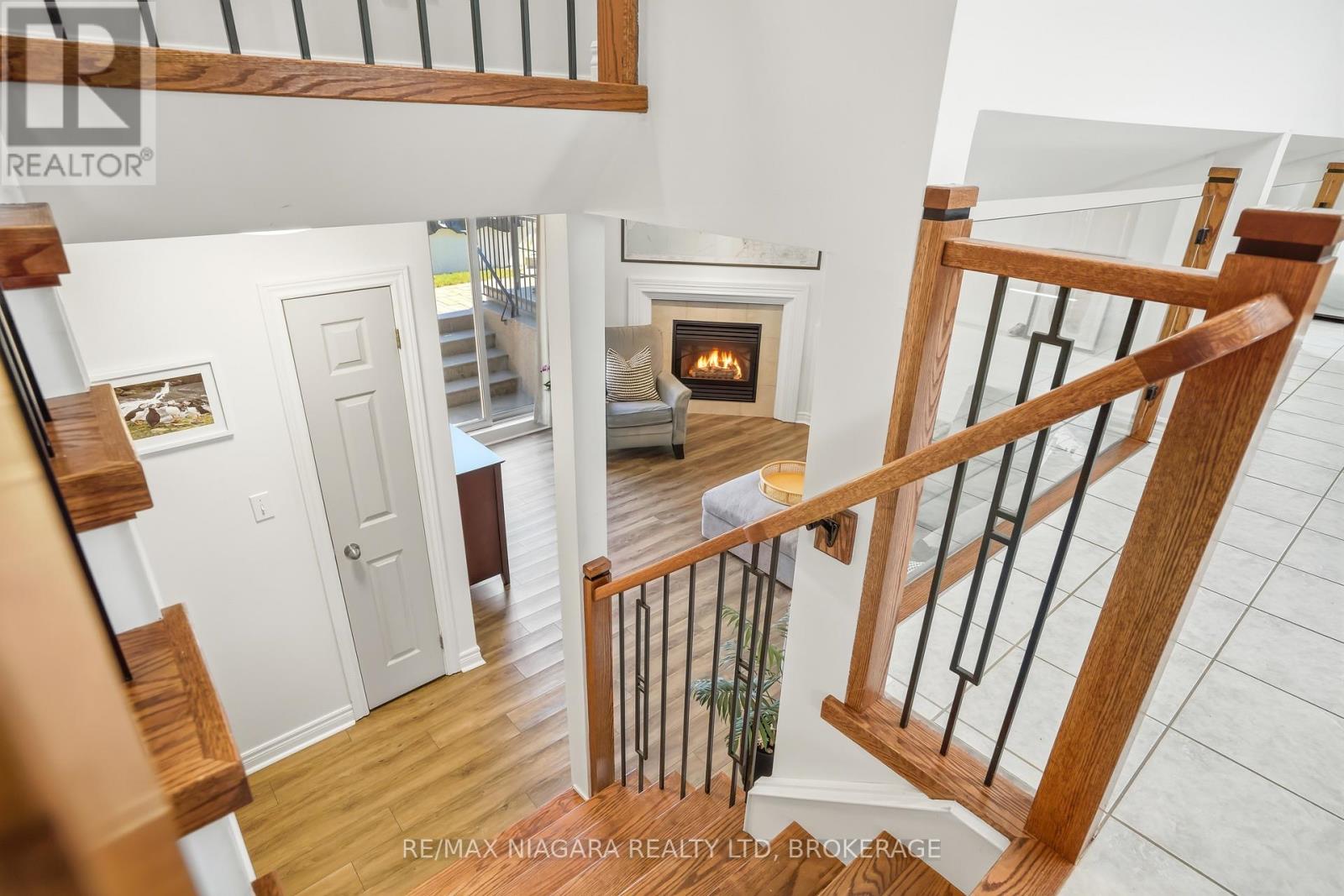 858 CANADA DRIVE - 17