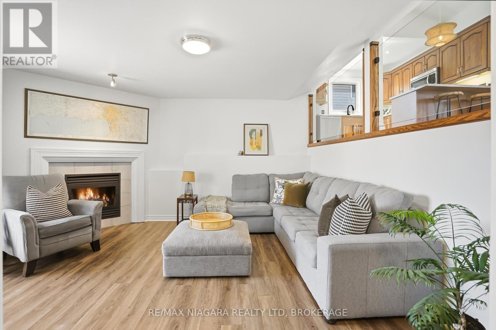 858 CANADA DRIVE - 18