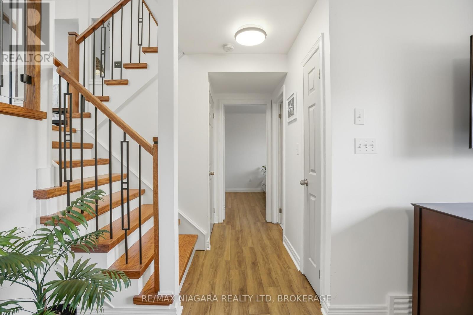 858 CANADA DRIVE - 21