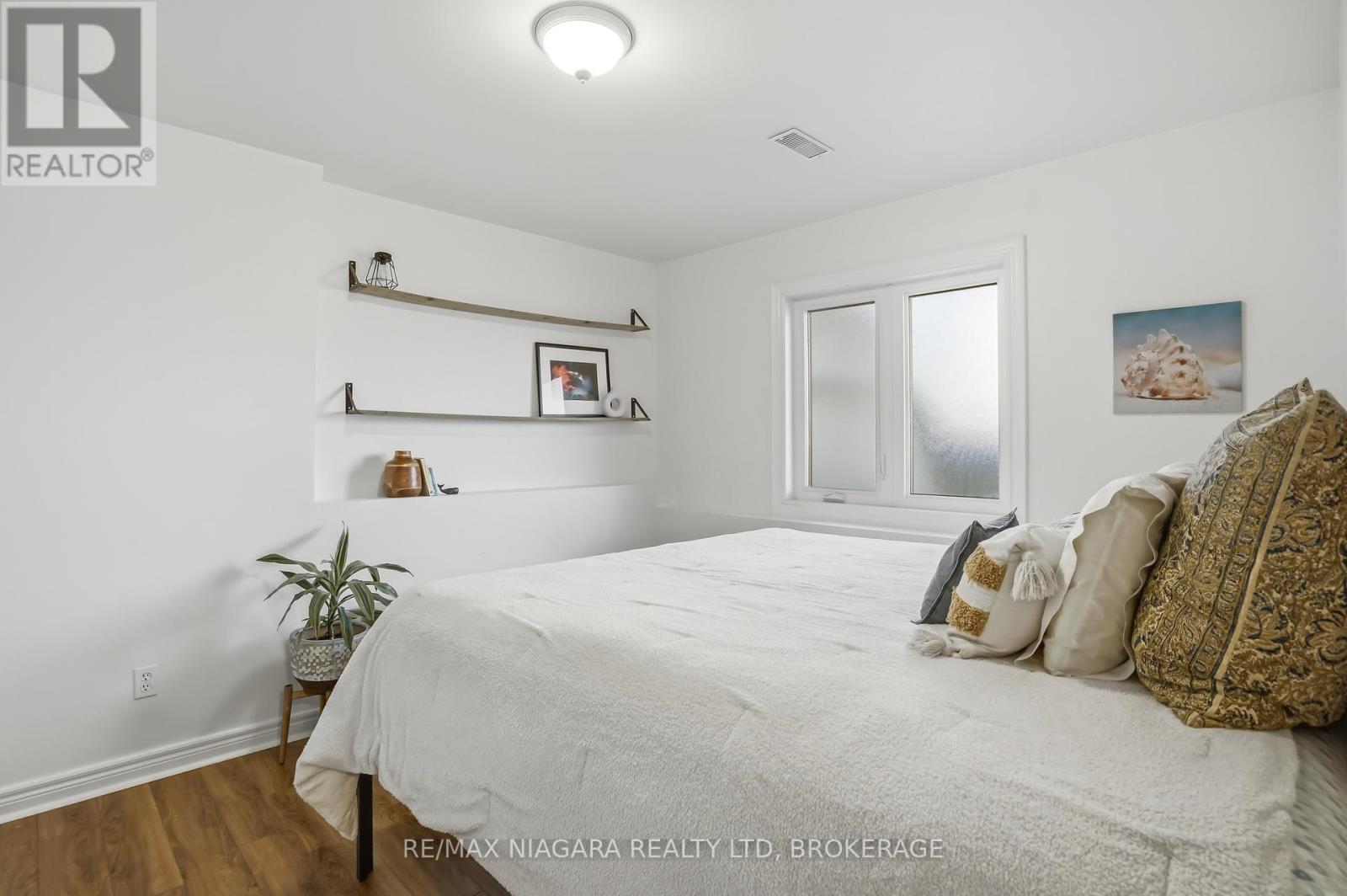 858 CANADA DRIVE - 22