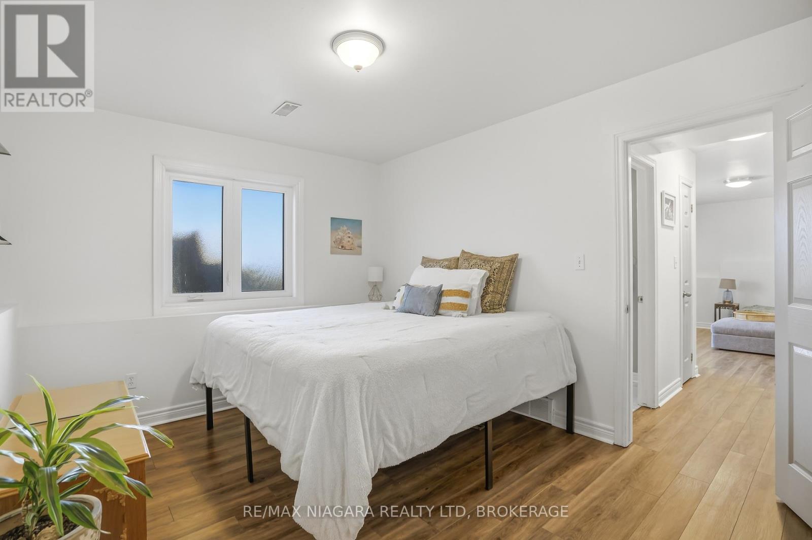 858 CANADA DRIVE - 23