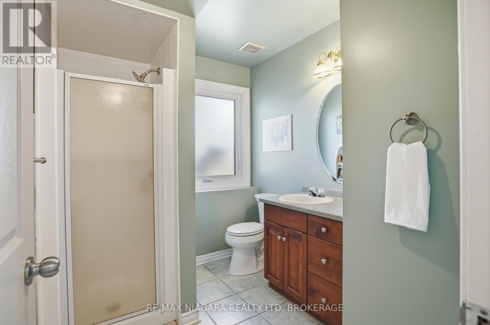 858 CANADA DRIVE - 24