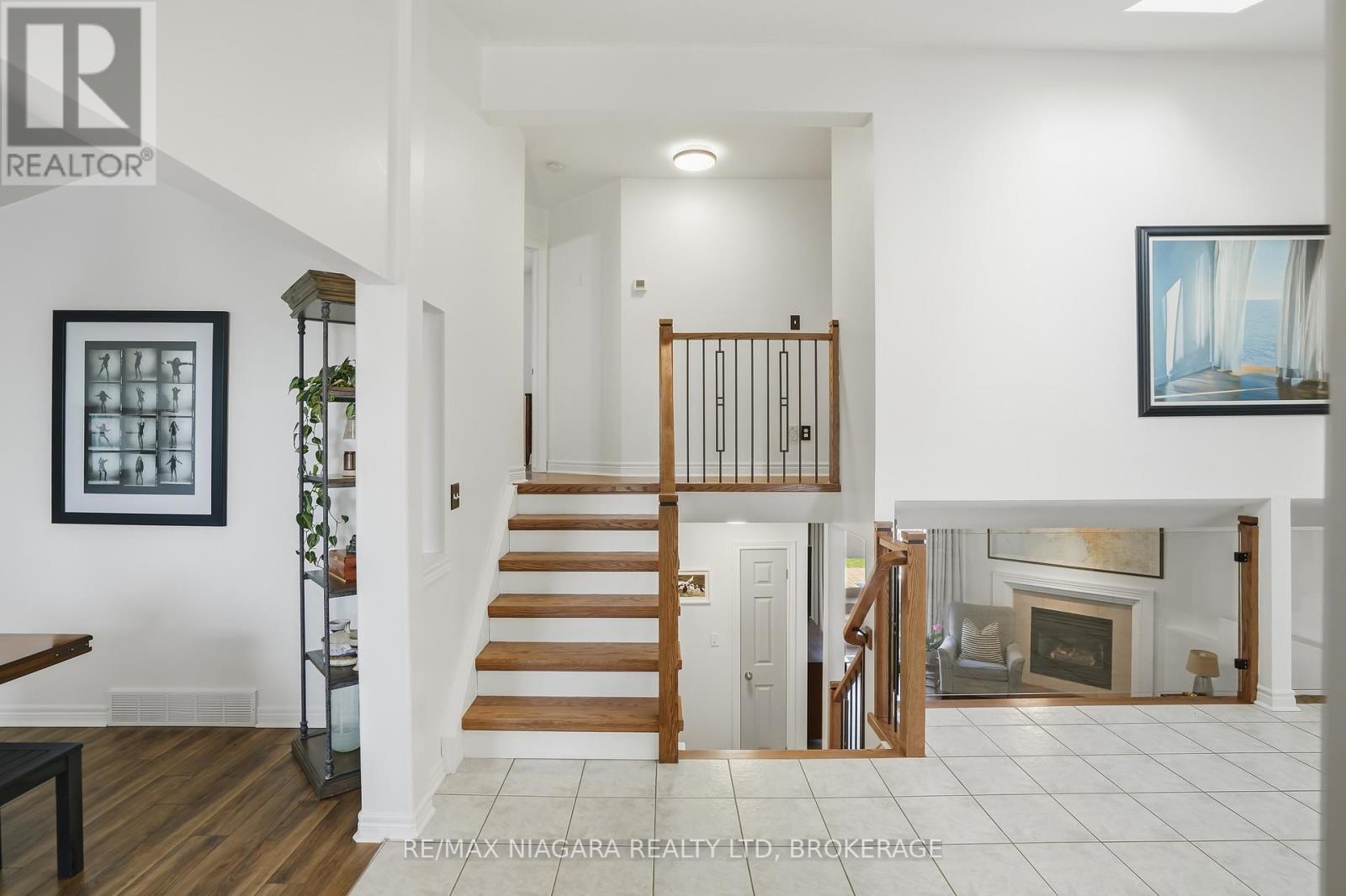 858 CANADA DRIVE - 25