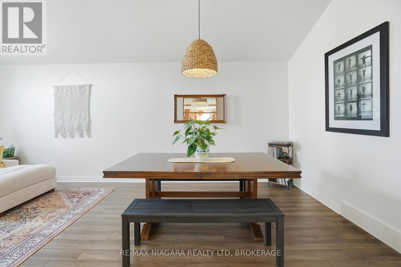 858 CANADA DRIVE - 26