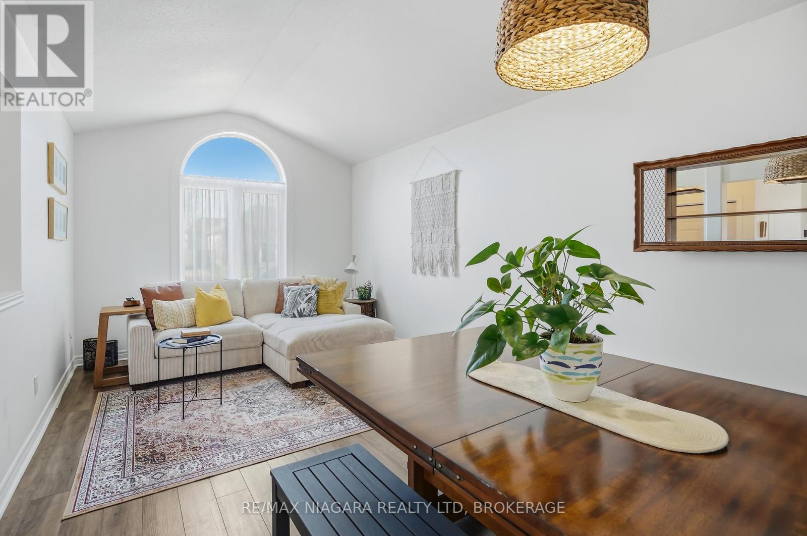858 CANADA DRIVE - 27