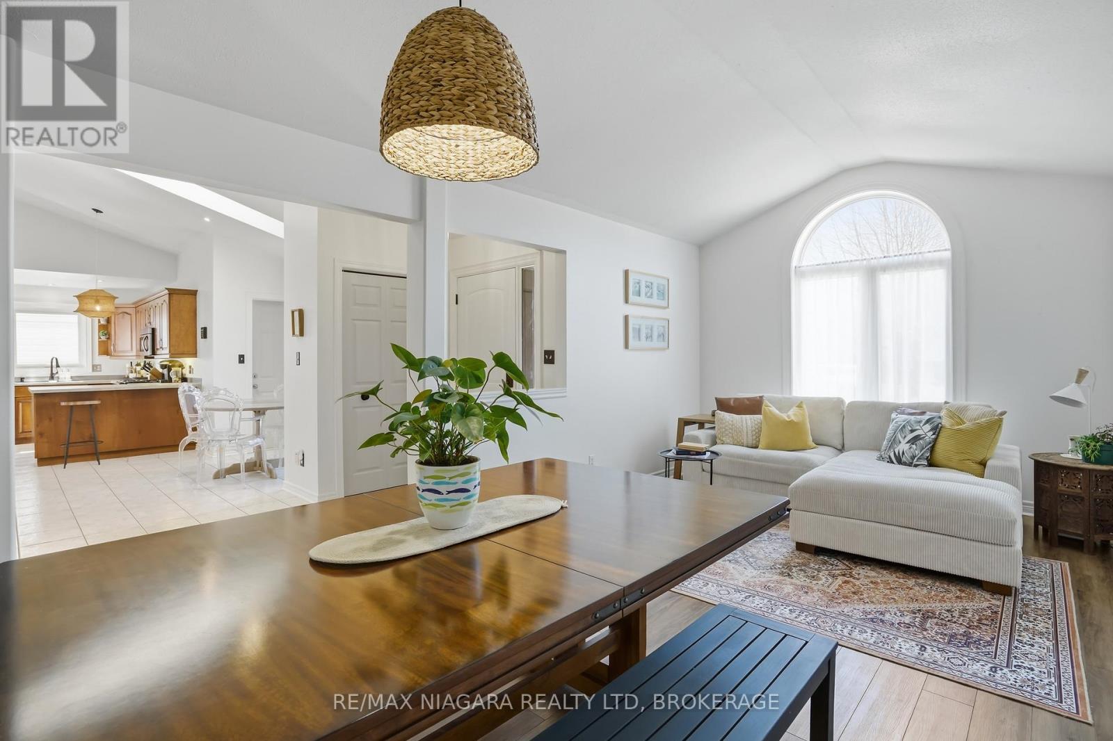 858 CANADA DRIVE - 28